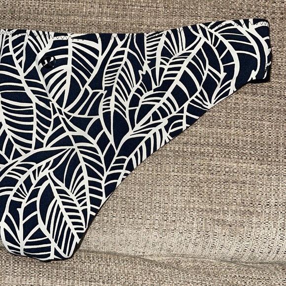 39 Lululemon Shanti Surf Bikini Bottom - Picture 8 of 10